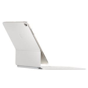 适用于 iPad Air 的白色妙控键盘，背面外观展示右上角的摄像头孔位、机身中央的 Apple 标志，以及折叠区域下方横跨的银色铝金属 USB-C 充电端口结构。