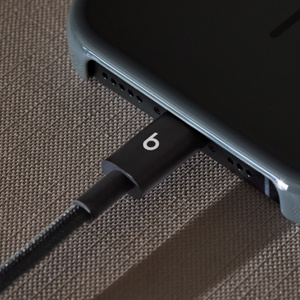 Beats USB-A – USB-C編み込み式充電ケーブル（1.5m）– ボルトブラック