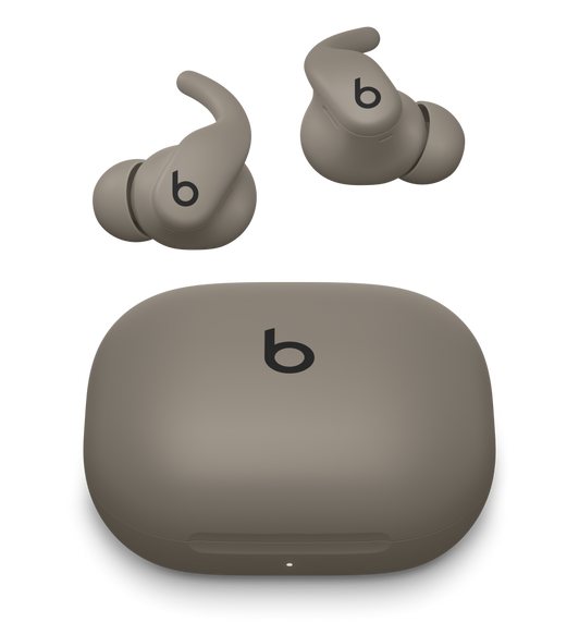 Powerbeats Fit trådlösa öronsnäckor i färgen grusgrå, svävande ovanför ett laddningsetui i samma färg.