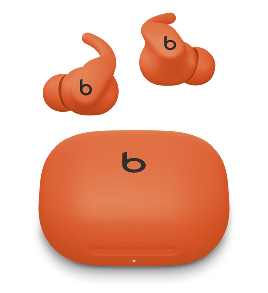 Unos auriculares Powerbeats Fit inalámbricos en naranja eléctrico sobre un estuche de carga del mismo color.
