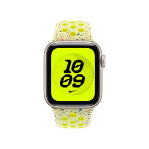Bracelet Sport Nike, couleur volt splash, bracelet jaune vif parsemé de petites taches multicolores, fluoroélastomère perforé, système de fermeture argent à clou et passant