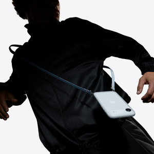 Apple純正 iPhone Air Bumper クロスボディストラップ タン クロスボディストラップ - タン - Apple（日本）