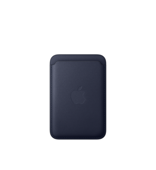 Námořnicky modrá peněženka z tkaniny FineWoven k iPhonu s MagSafe, pohled zezadu, nahoře je slot na karty, uprostřed je vyražené logo Apple, prošívání podél okrajů.