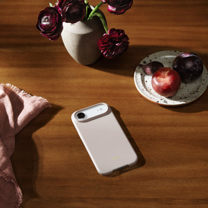 Beats-hoesje met MagSafe en Cameraregelaar voor iPhone Air, bevestigd op iPhone Air, liggend op eettafel