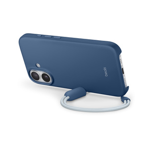 Beats Kickstand-hoesje bevestigd aan iPhone 17, achterkant in liggende stand, de draagkoordadapter is magnetisch bevestigd aan de zijkant van het hoesje, waardoor de iPhone rechtop blijft staan