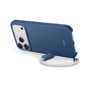 Beats Kickstand 케이스를 가로 방향으로 놓인 iPhone 17 Pro에 장착하고 뒤에서 바라본 모습. 랜야드 어댑터가 케이스 측면에 자석으로 부착되어 iPhone을 받쳐서 세워주고 있습니다.