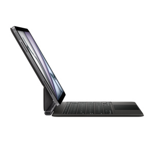 Magic Keyboard k iPadu Air, pohled z boku, černé hliníkové tělo, černé klávesy, USB‑C port umístěný vlevo dole poblíž skládací části, plovoucí konzolová konstrukce, připnutý iPad Air, orientace na šířku, obrazovka nakloněná dozadu