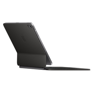 Una Magic Keyboard per iPad Air mostrata da dietro, colore nero, apertura per la fotocamera in alto a destra, logo Apple al centro, porta di ricarica USB-C in alluminio nero vicino al punto in cui la tastiera si ripiega 