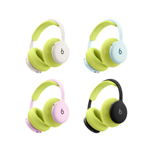 مجموعة بطانة Performance Knit لسماعات Beats 360 بلون فولت نيون معروضة على إطارات بألوان أبيض الغيوم وأزرق سماوي ووردي وأسود