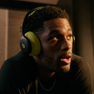 شخص يمارس التمارين الرياضية وهو يرتدي سماعات Beats 360 بلون أسود مع بطانة Performance Knit للإطار المحيط بالرأس وغطاء الأذنين بلون فولت نيون