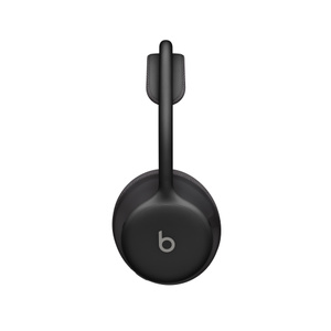 프레임의 “b” 로고가 보이는 블랙 색상 Beats 360 헤드폰의 옆면