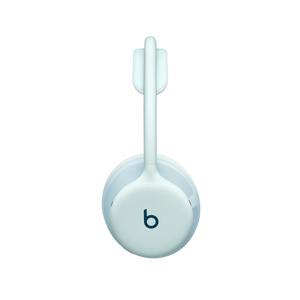 프레임의 “b” 로고가 보이는 스카이 색상 Beats 360 헤드폰의 옆면