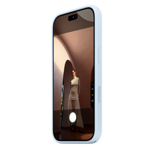 Coque en silicone bleu lumineux (bleu clair) avec MagSafe pour iPhone 18 Pro, vue latérale, coque couvrant tous les bords, bouton latéral en saillie et bouton Commande de la caméra aligné sur le bord, app Caméra à l’écran, bouton Commande de la caméra activé
