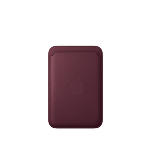 Un portafoglio MagSafe per iPhone in tessuto FineWoven borgogna (rosso scuro) mostrato da dietro; si notano l’apertura per inserire le carte in alto, il logo Apple al centro e le cuciture lungo i bordi