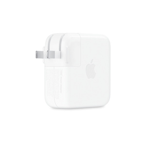 白色 USB-C 电源适配器，背面外观，展示折叠插脚、可拆卸式插头、方形圆角设计和侧面居中的 Apple 标志。