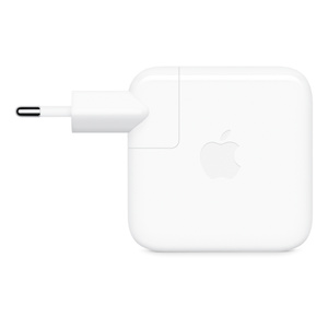 Lateral externa do adaptador de energia USB-C branco, mostrando o formato quadrado com bordas arredondadas, os pinos dobráveis, o plugue removível e o logotipo da Apple no centro