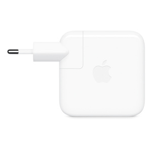 Parte lateral de un adaptador de corriente USB-C blanco con forma cuadrada, esquinas redondeadas, patas plegables, enchufe desmontable y el logo de Apple en el centro