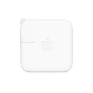 白色 USB-C 电源适配器，侧面外观，展示方形圆角设计、折叠插脚、可拆卸式插头、居中的 Apple 标志。