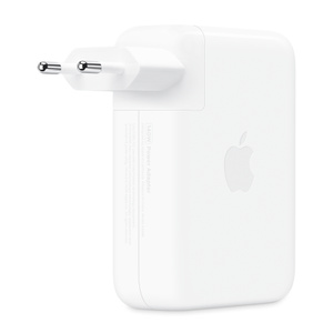 Parte trasera de un adaptador de corriente USB-C blanco con patas plegables, enchufe desmontable, logo de Apple en el centro de la parte lateral, forma rectangular y esquinas redondeadas
