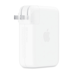 白色 USB-C 电源适配器，背面外观，展示折叠插脚、可拆卸式插头、矩形圆角设计和侧面居中的 Apple 标志。