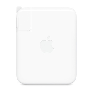 白色 USB-C 电源适配器，侧面外观，展示矩形圆角设计、折叠插脚、可拆卸式插头、居中的 Apple 标志。