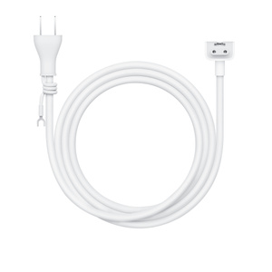 ホワイトの電源アダプタ延長ケーブル。差し込みコネクタ、USB-Cアダプタコネクタ、巻かれたコード