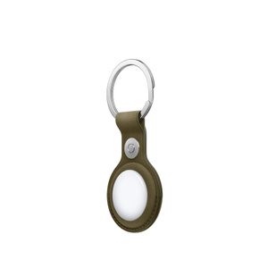 Un portachiavi AirTag in tessuto FineWoven oliva (giallo scuro-verde), copre l’intero bordo esterno dell’AirTag, con un’apertura circolare da cui si intravede l’AirTag