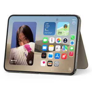 带支架的 iPhone Duo 双面夹浅褐色款 (棕灰色系)，横向放置，设备内屏完全打开，由展开的支架提供支撑。
