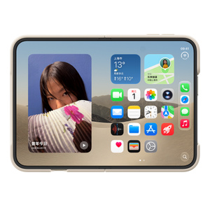 iPhone Duo 保护壳的沙砾色款 (浅小麦色系)，横向放置，呈完全展开状态，展示设备内屏，保护壳包覆着设备顶部、底部和侧面边框，露出右侧边缘的开口位。