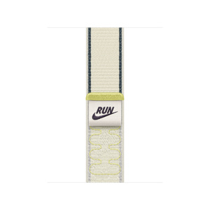 Bracelet sport à rabat Nike, craie Calm (blanc crème avec détails jaune, bordures gris clair et motif tissé subtil), nylon à double couche, fermeture à rabat, languette avec logo Run Swoosh de Nike