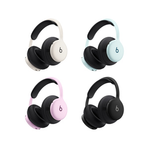 مجموعة بطانة UltraPlush لسماعات Beats 360 بلون أسود معروضة على إطارات بألوان أبيض الغيوم وأزرق سماوي ووردي وأسود