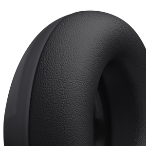 لقطة مقربة لنسيج بطانة الأذن UltraPlush لسماعات Beats 360 بلون أسود