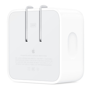 35W 双 USB-C 端口小型电源适配器的斜侧视图，插脚呈收起状态。