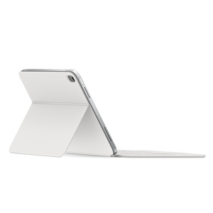 Vista na diagonal do iPad encaixado na Magic Keyboard Folio, com o suporte ajustável posicionado no ângulo adequado para escrita e visualização.