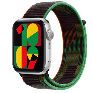Apple Watch SE (GPSモデル) - 44mmシルバーアルミニウムケースとBlack 
