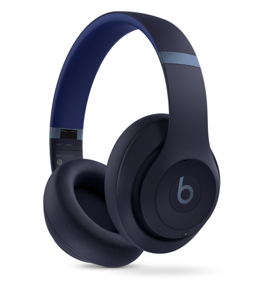 Trådlösa Beats Studio Pro-hörlurar i marinblått med UltraPlush-öronkuddar i konstläder för långvarig komfort och tålighet.