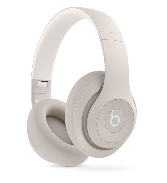 Auriculares Beats Studio Pro Wireless en color arena con almohadillas de piel de primera calidad para lograr la máxima comodidad y resistencia.
