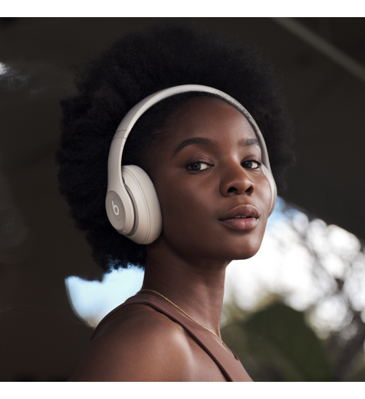 Personne portant des Beats Studio Pro en grès tout en écoutant de la musique.