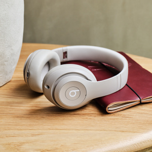 테이블에 놓여 있는 샌드스톤 Beats Studio Pro Wireless 헤드폰.