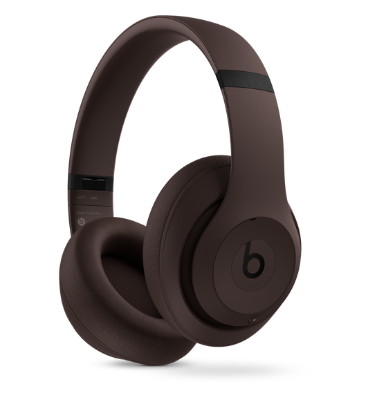 Trådlösa Beats Studio Pro-hörlurar i mörkbrunt med UltraPlush-öronkuddar i konstläder för långvarig komfort och tålighet.