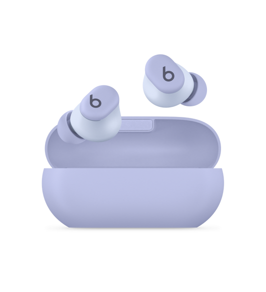 Beats Solo Buds-hörlurar i arktisk lila som svävar över det kompakta fodralet.