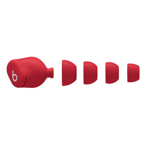 Şeffaf Kırmızı Beats Solo Buds kulaklık ve dört farklı boyut seçeneğine (XS, S, M, L) sahip silikon kulaklık uçları.