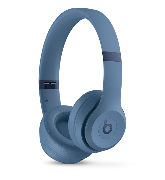 Vista diagonal del lado derecho de los auriculares Beats Solo 4 en azul pizarra.