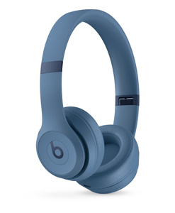 Schräge linke Ansicht der Beats Solo 4 Kopfhörer in Schieferblau mit USB-C Anschluss auf der Unterseite der rechten Hörmuschel.