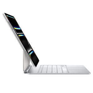 Pohled z boku, iPad Pro připnutý k Magic Keyboardu v orientaci na šířku, bílý, boční strana je naklopená dozadu, nabíjecí port u ohybu pro skládání, plovoucí konzolová konstrukce
