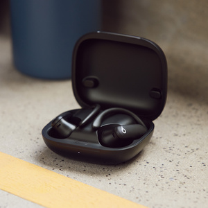 Powerbeats Pro 2 In-Ear Kopfhörer in Ladecase eingesetzt.