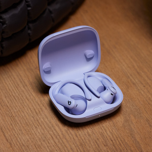 Powerbeats Pro 2-oortjes in de oplaadcase.