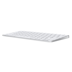 Magic Keyboard, bílé klávesy, konstrukce ze stříbrného hliníku, pohled pod úhlem, je vidět mírný sklon klávesnice