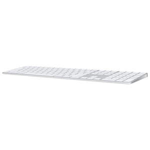Magic Keyboard med Touch ID og numeriske taster i en skrå vinkel, der viser tastaturets lille hældning, med hvide taster, sølvfarvet aluminiumstruktur, rund Touch ID-sensor, funktionstaster i fuld højde og tasterne pil op og pil ned i halv højde