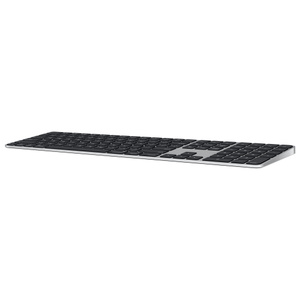 Magic Keyboard พร้อม Touch ID และปุ่มตัวเลข ทำมุมแสดงให้เห็นความลาดเอียงเล็กน้อยของแป้นพิมพ์ ปุ่มสีดำ โครงสร้างอะลูมิเนียมสีเงิน เซ็นเซอร์ Touch ID ทรงกลม แป้นฟังก์ชันสูงมาตรฐาน และปุ่มลูกศรขึ้นและลงความสูงครึ่งเดียว